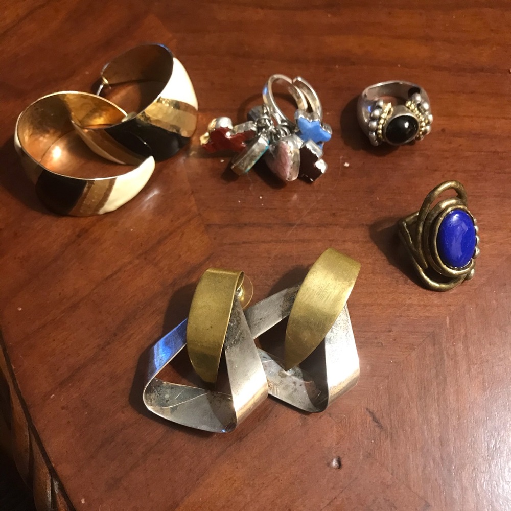 2 pairs of earrings 3 rings